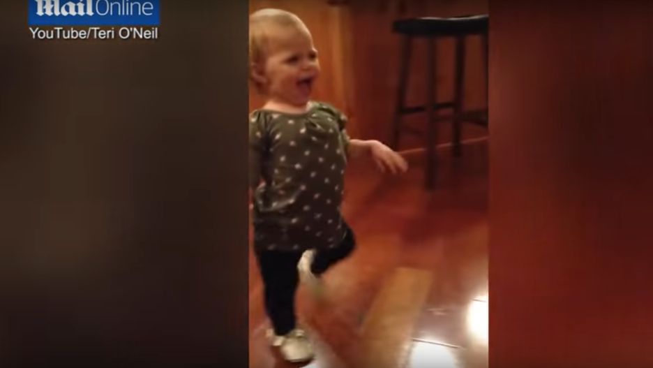 Mała dziewczynka udaje mamę w ciąży