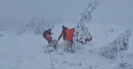 Trudne warunki dają się we znaki. Turysta zniesiony na noszach