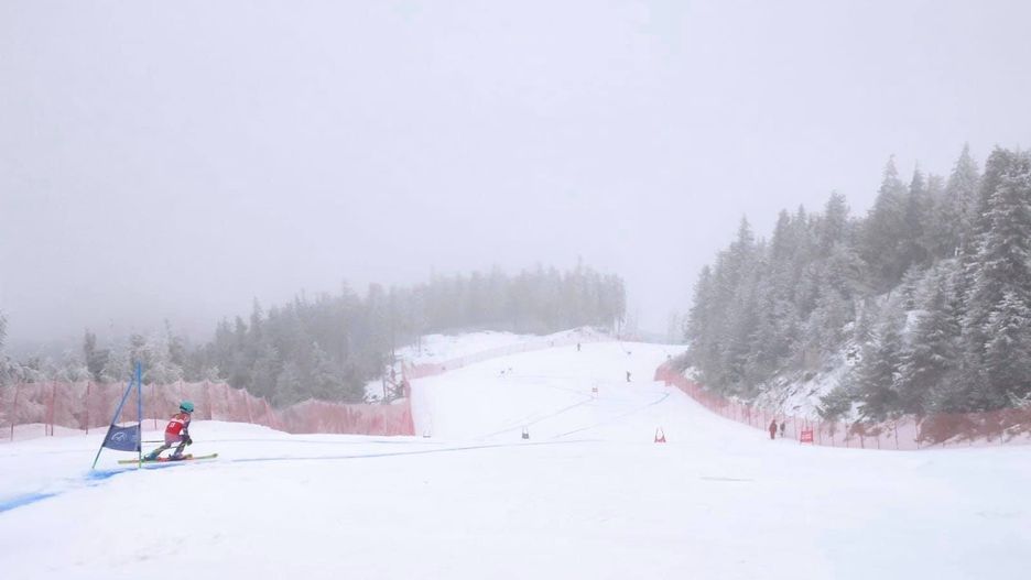 Beskidy. W górach mgliście i wilgotno, ale warunki narciarskie są dobre.
