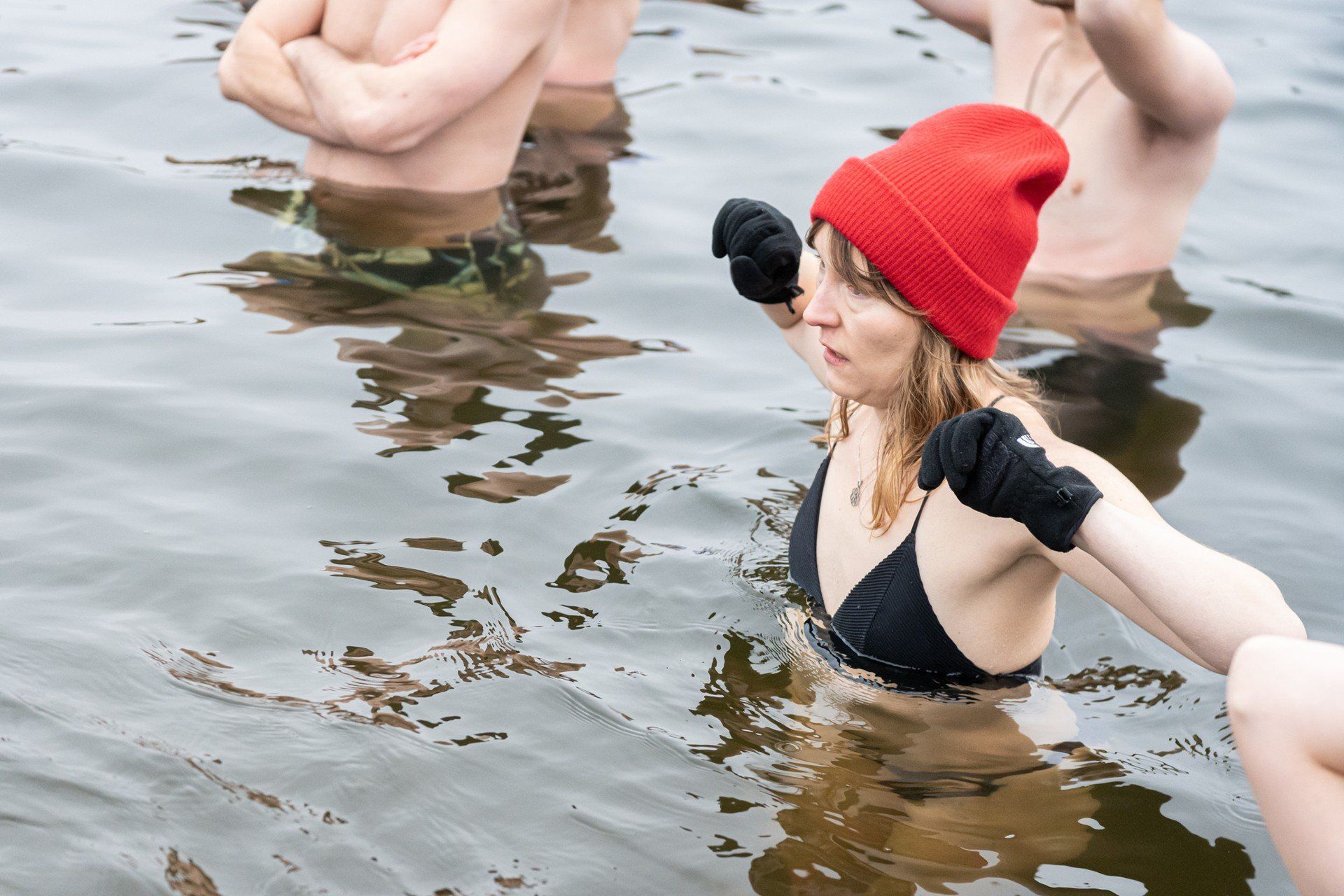 Uczestnicy ŻUBROFFKA podczas morsowania