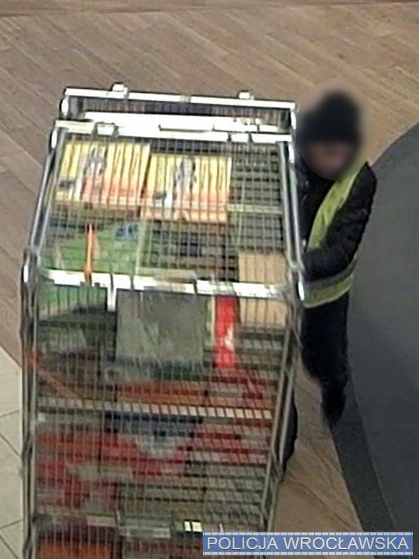 Zuchwała kradzież we Wrocławiu: udając pracownika, wyniósł 77 par butów