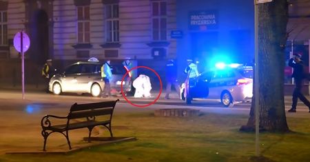 Opuścił dom podczas kwarantanny i był uzbrojony w maczetę. Policja wyciągnęła go z taksówki
