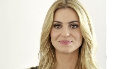 Katarzyna Tusk pozuje z córeczkami. Ma na sobie klasyczny beżowy trencz i dopasowane dżinsy