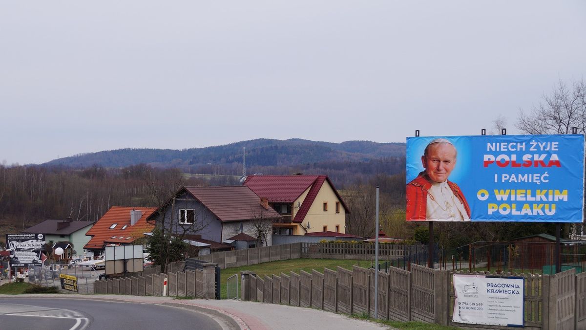 W Izdebnikach pojawił się baner z wizerunkiem Jana Pawła II 