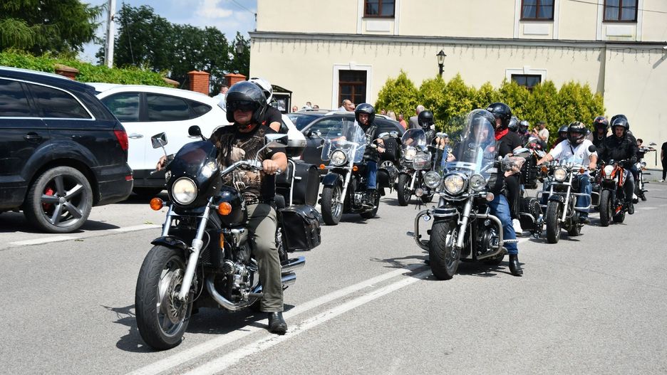 Parada motocyklowa ulicami Stopnicy, niedziela 20 lipca 2025. 