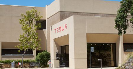 Bloomberg: Tesla zwolniła 200 pracowników zatrudnionych w dziale Autopilot