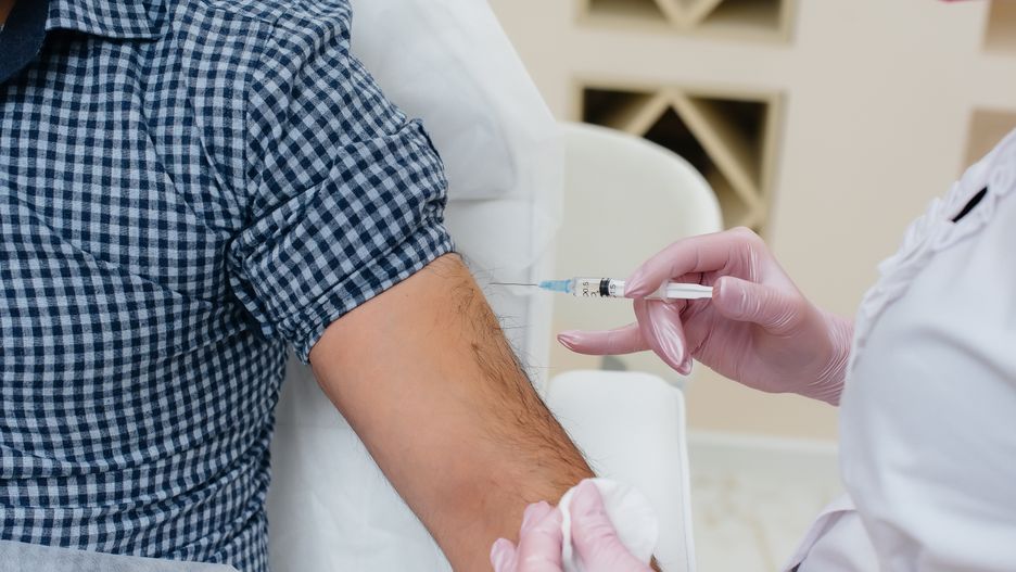 szczepienie szczepionka strzykawka szczepienia koronawirus pfizer astrazeneca moderna johnson