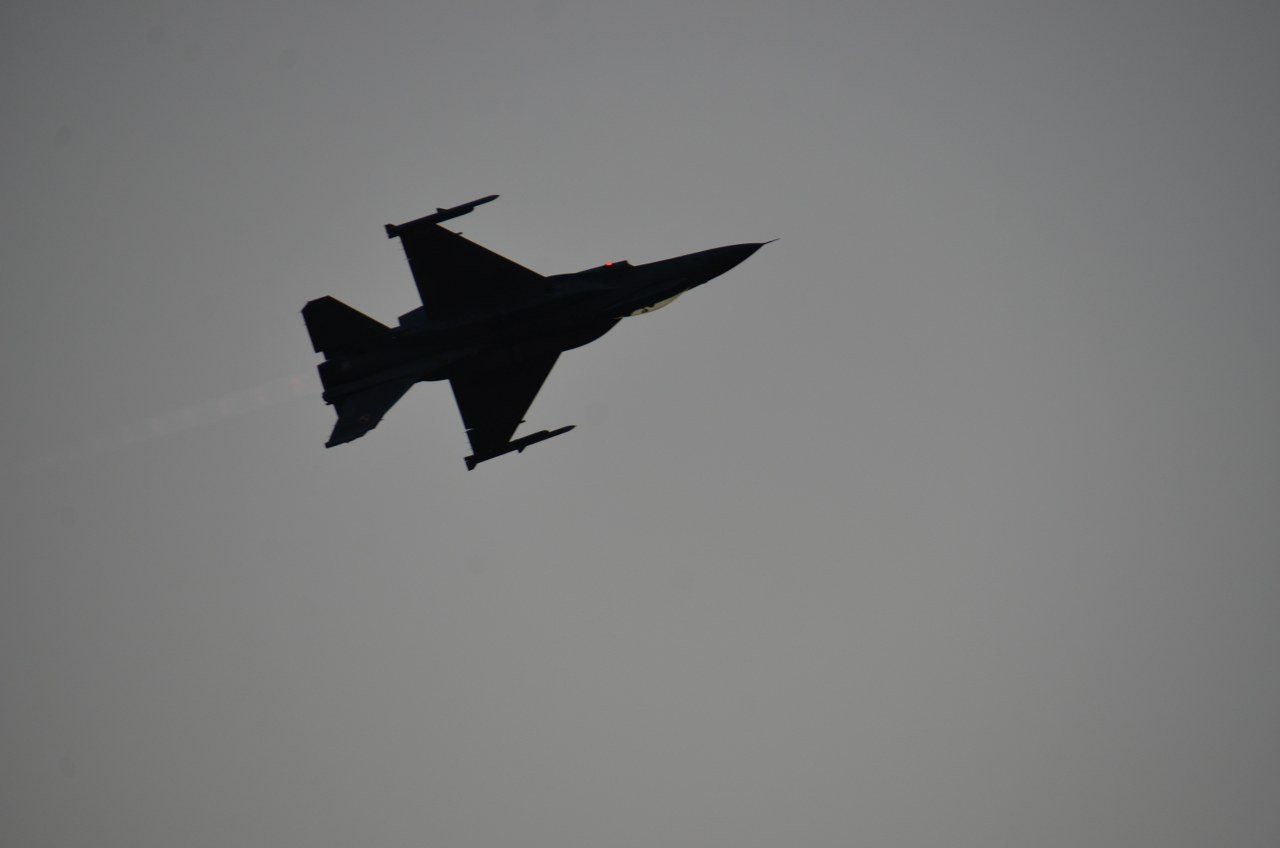 Nocne pokazy w ramach Antidotum Airshow Leszno 2025 zapierały dech w piersiach. Na lotnisku był komplet publiczności