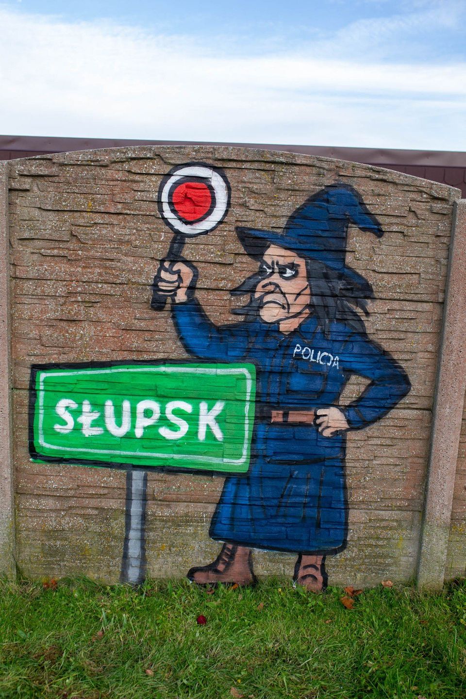 Mural na ogrodzeniu w pobliżu Komendy Miejskiej Policji w Słupsku.