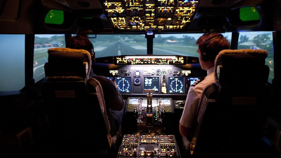 Piloci w kokpicie samolotu