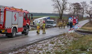 Wypadek kolejowy w Wielkopolsce. Maszynista i kierowca w szpitalu