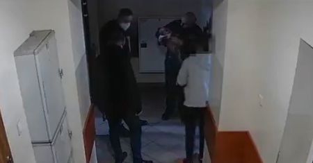 Na komendę wbiegła roztrzęsiona kobieta z dzieckiem. Policjant uratował życie niemowlakowi
