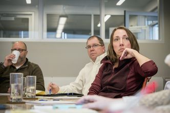 Spotkania, które mogły być e-mailami. Policzyli, ile firmy tracą przez nie pieniędzy