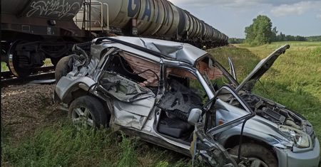Kierowca wjechał pod pociąg. Wstrząsające nagranie