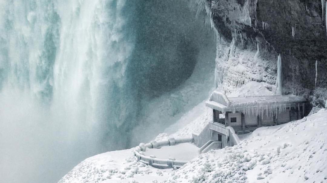 Wodospad Niagara jak z "Krainy Lodu". Widok jest wspaniały 1