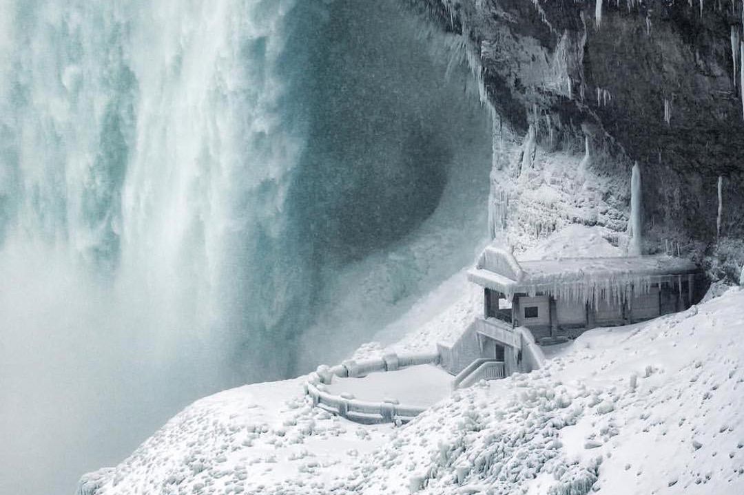 Wodospad Niagara jak z "Krainy Lodu". Widok jest wspaniały
