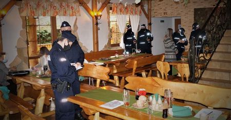 Śląsk. Przyjęcie w restauracji w Mszanie, wkroczyły policja i sanepid