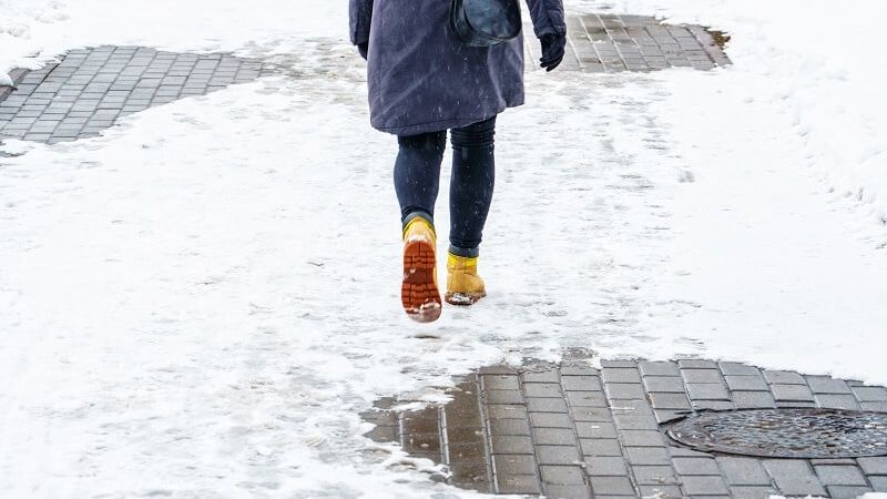 zima śnieg ślisko oblodzenie