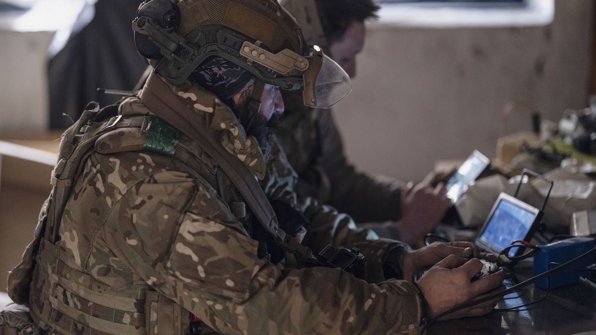 Ukrainian servicemen hold position in eastern Ukraine's Donetsk region
epa12751279 A handout photo made available by the press service of the 93rd 'Kholodnyi Yar' Separate Mechanized Brigade of the Ukrainian Armed Forces shows servicemen from the strike drone platoon delivering a package with water and cigarettes to the drone operators' position using a fiber-optic FPV drone at an undisclosed location in the Donetsk region, eastern Ukraine, 17 February 2026, amid the Russian invasion.  EPA/UKRAINE'S 93RD MECHANIZED BRIGADE PRESS SERVICE HANDOUT  HANDOUT EDITORIAL USE ONLY/NO SALES 
Dostawca: PAP/EPA.
UKRAINE'S 93RD MECHANIZED BRIGADE PRESS SERVICE HANDOUT
Ukraine war, Russian invasion, Ukrainian, military, frontline, eastern front, eastern Ukraine, Donetsk region, Donbas