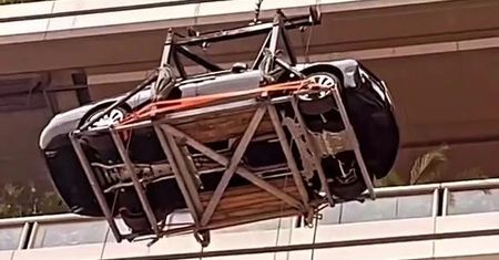 Postawił rolls-royce'a w swoim apartamencie. Mieszka na 44. piętrze