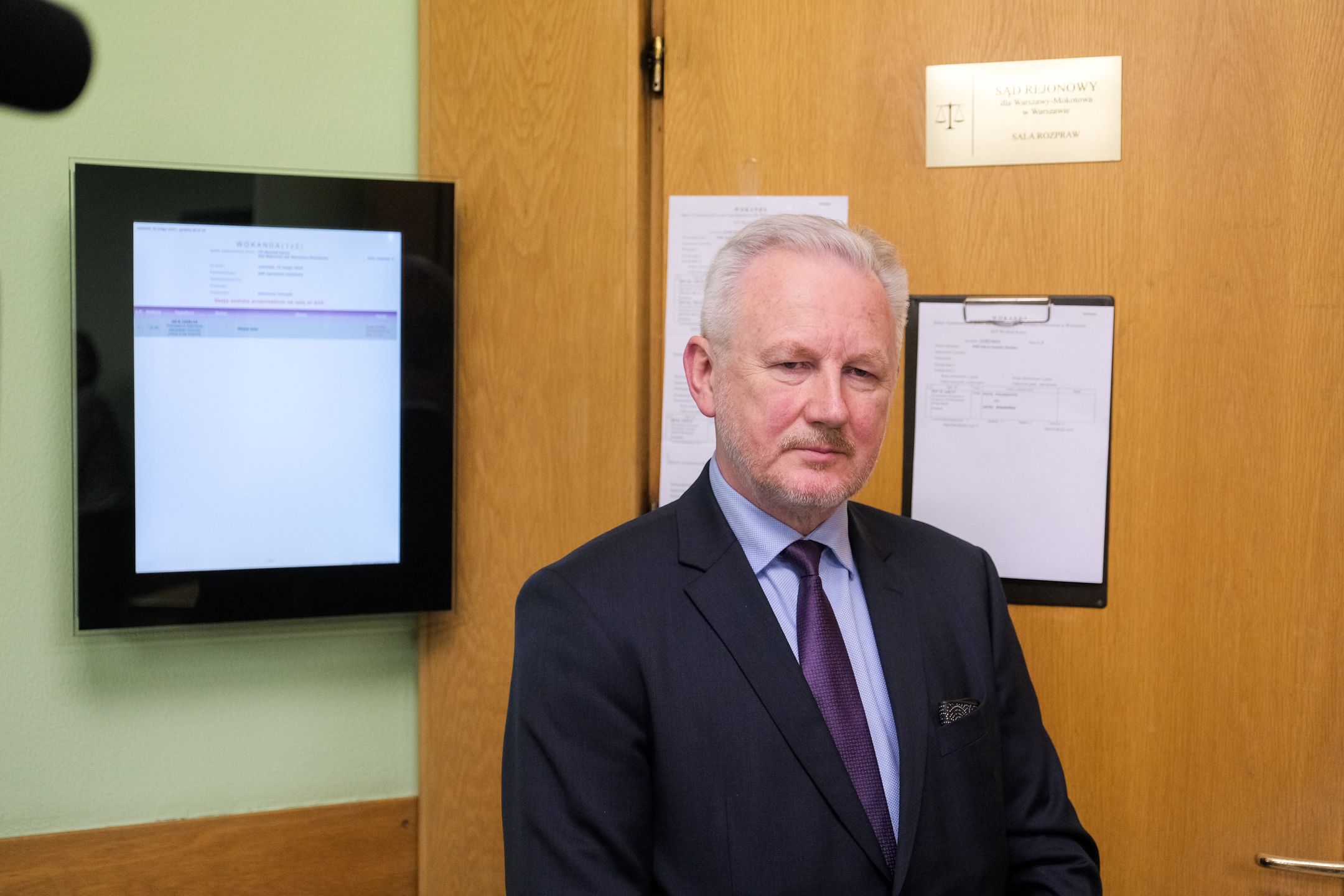 Warszawa, 22.02.2024. Były wiceszef KNF Wojciech Kwaśniak w Sądzie Rejonowym dla Warszawy-Mokotowa, 22 bm. Sąd ogłosił wyrok w sprawie brutalnego pobicia w 2014 r. ówczesnego wiceszefa KNF Wojciecha Kwaśniaka nadzorującego kontrolę w SKOK Wołomin, skazując na karę 10 lat więzienia dla głównego podejrzanego w aferze SKOK Piotra Polaszczyka (jego obrońca wyraził zgodę na publikację nazwiska klienta) i 2 lat więzienia dla współoskarżonego Jacka W. (mr) PAP/Mateusz Marek ***Zdjęcie do depeszy PAP pt. Sąd/ Kary 10 i 2 lat więzienia ws. napaści na wiceszefa KNF w 2014 r.***UWAGA!!! ZAKAZ PUBLIKACJI DANYCH OSOBOWYCH OSKARŻONEGO JACKA W.!!!