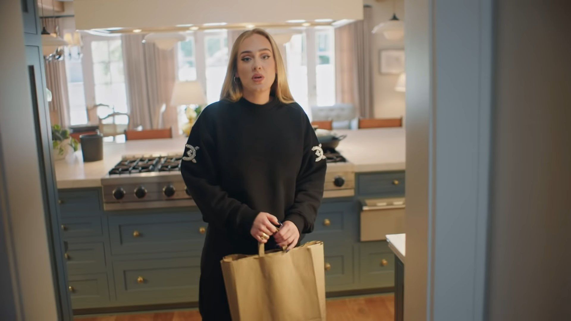 Adele oprowadza po swojej willi