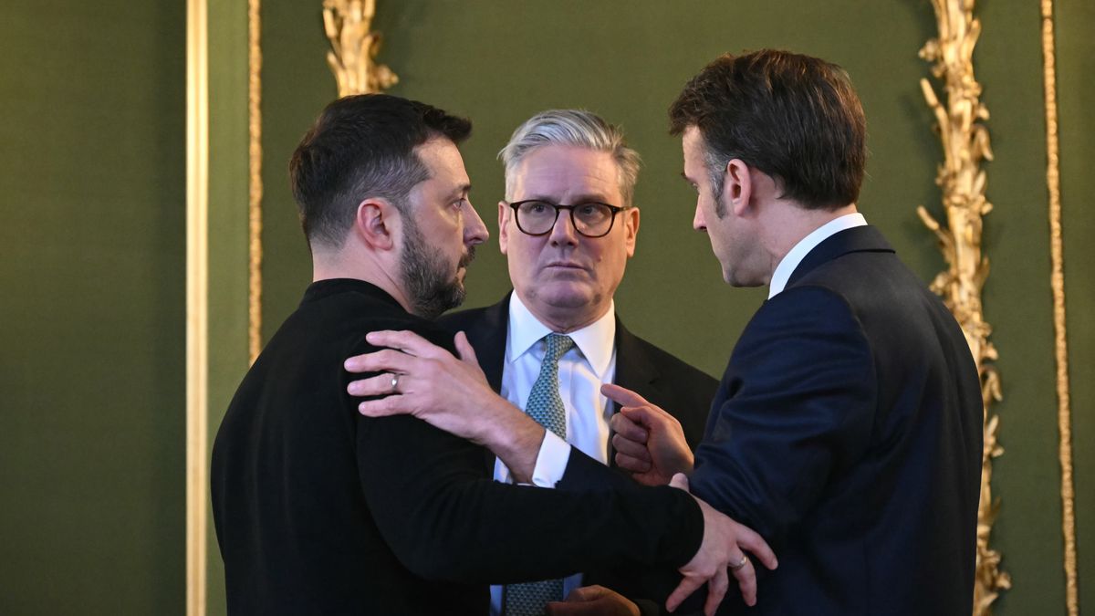LONDON, ENGLAND - MARCH 2: (L-R) Ukraine's President Volodymyr Zelensky, Britain's Prime Minister Keir Starmer and France's President Emmanuel Macron hold a meeting during a summit at Lancaster House on March 2, 2025 in London, England. Following this week's meetings between Keir Starmer, Emmanuel Macron, and US President Donald Trump, a meeting convenes in London with European leaders to discuss future peace in Ukraine. (Photo by Justin Tallis - WPA Pool/Getty Images)