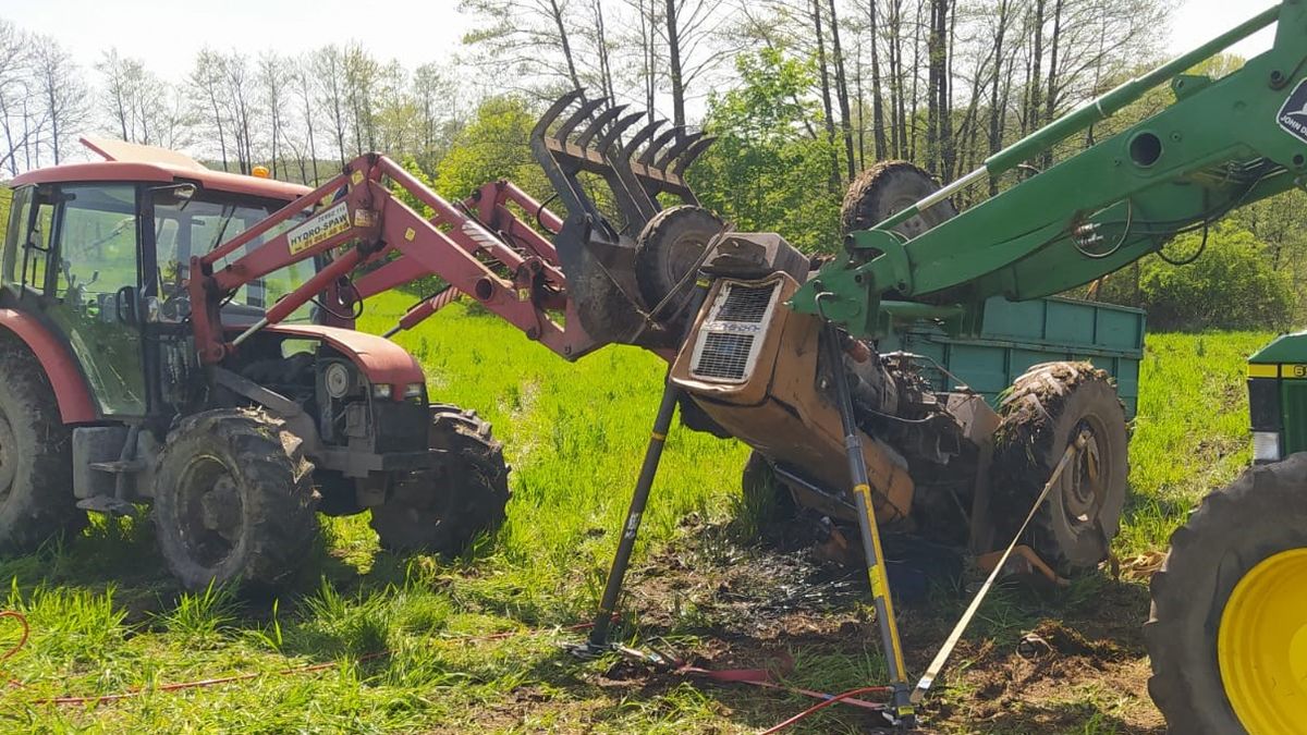 Mężczyzna przygnieciony przez ciągnik nie przeżył