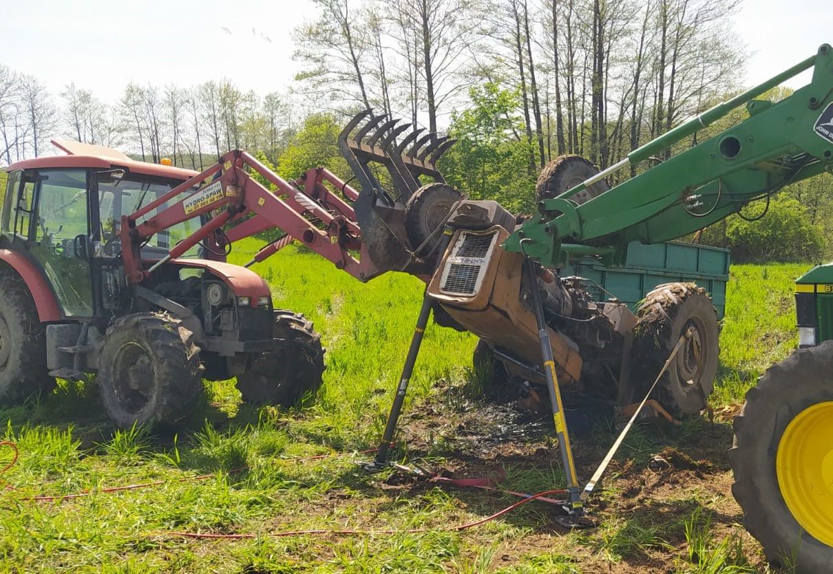 Tragedia w polu pod Ostródą. Nie żyje rolnik przygnieciony przez ciągnik