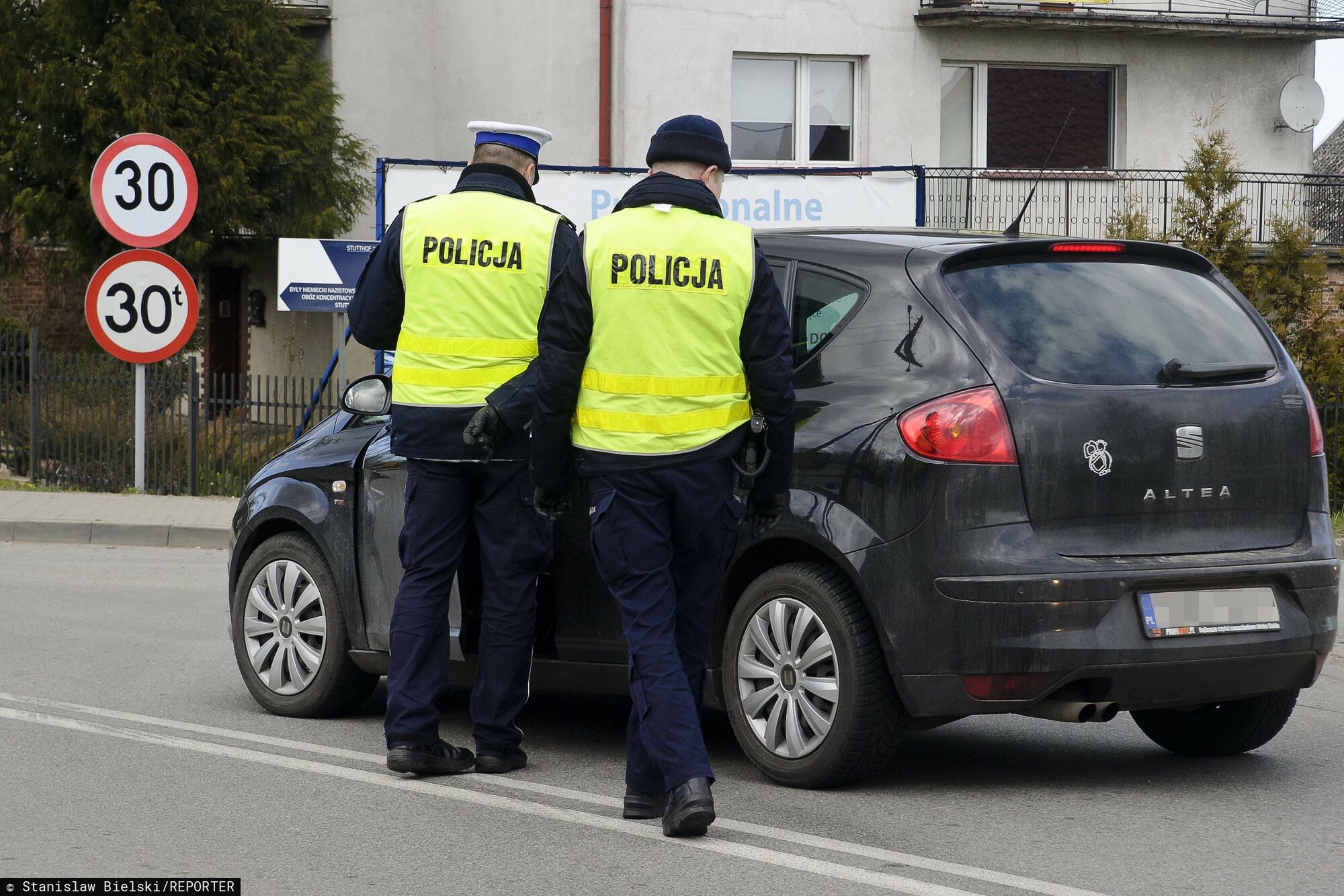 Mierzeja Wi?lana zamkni?ta dla turyst�w
04.04.2020 Rybina . Wspolna kontrola drogowa zolnierzy i policjantow na DW 502  . Podrozujacy na Mierzeje Wislana pytani sa o cel podrozy , jezeli jest on inny niz dopuszczony w zaostrzonych przepisach epidemiologicznych , kierowcy sa zawracani   Fot. Stanislaw Bielski/REPORTER
STANISLAW BIELSKI/REPORTER