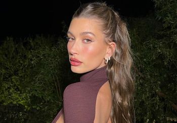 Odsłoniła zbyt wiele? Tak Hailey Bieber wystroiła się na premierę