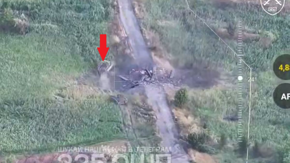 Ukraińskie bwp M2A2 Bradley podczas ataku. 