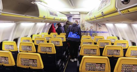 Dramatyczne chwile na pokładzie Ryanair. "Uderzyli o sufit kabiny"