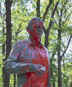 Zdewastowany pomnik Jana Szyszki. Wyczyści go burmistrz