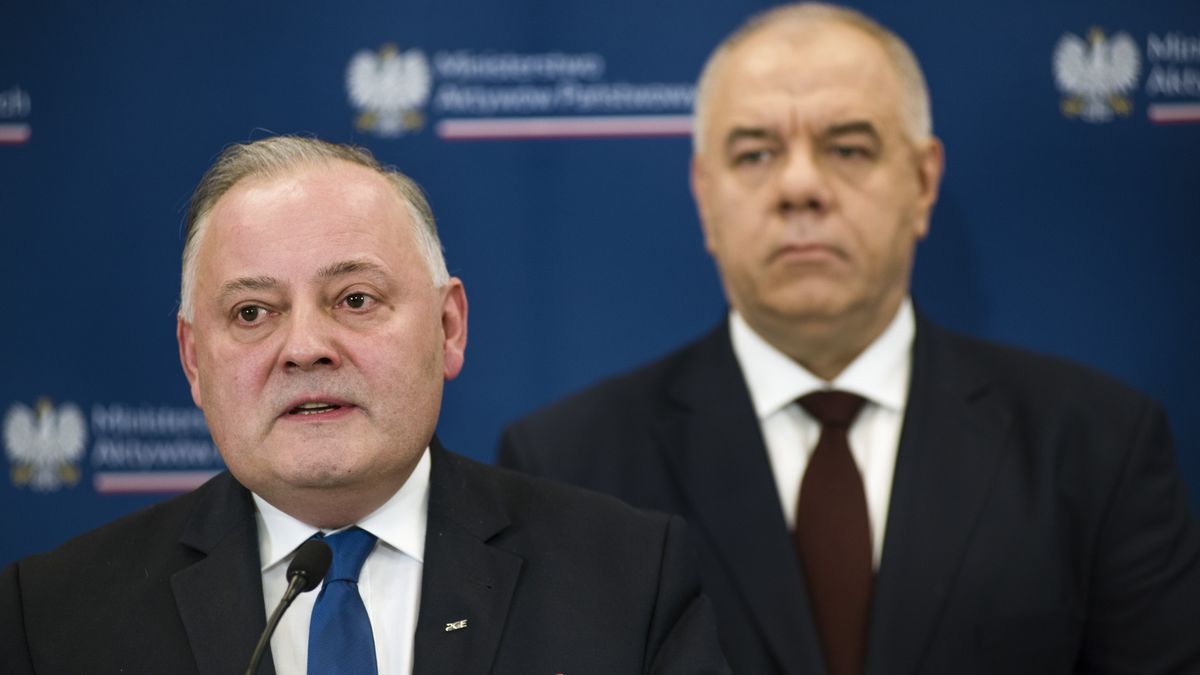 WARSAW, MAZOWIECKIE, POLAND - 2022/12/22: Wojciech Dabrowski (L), the CEO of the Polish Energy Group (PGE) speaks during a press conference at the Ministry of National Assets. The Social Agreement (Umowa Spoleczna) was signed at the Ministry of State Assets in Warsaw, with the participation of the Deputy Prime Minister, Minister of State Assets Jacek Sasin. The agreement concerns the transformation of the power sector and the lignite mining industry. This agreement is related to the plans to spin off coal production and mining assets from companies with State Treasury shareholding. This is the final stage of preparations for the establishment of the National Energy Security Agency (NABE). (Photo by Attila Husejnow/SOPA Images/LightRocket via Getty Images)