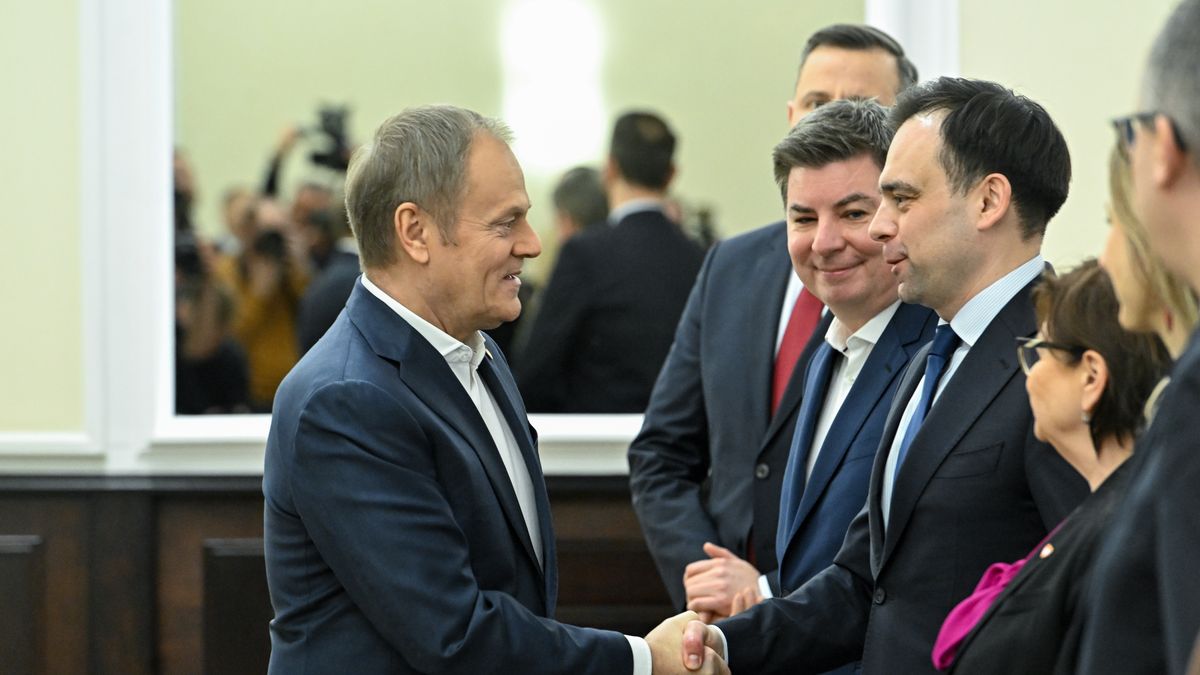 Warszawa, 07.01.2025. Premier Donald Tusk (L), minister zdrowia Izabela Leszczyna (P), minister finansów Andrzej Domański (2P) i minister ? członek Rady Ministrów, szef Kancelarii Prezesa Rady Ministrów Jan Grabiec (3P) podczas posiedzenia rządu w KPRM w Warszawie, 7 bm. Członkowie rządu zajmą się trzema projektami dot. energetyki i rozwoju. (mr) PAP/Radek Pietruszka