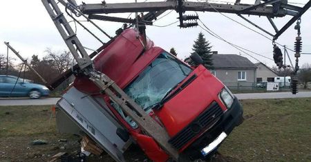 Pijany kierowca rozbił samochód dostawczy na słupie energetycznym