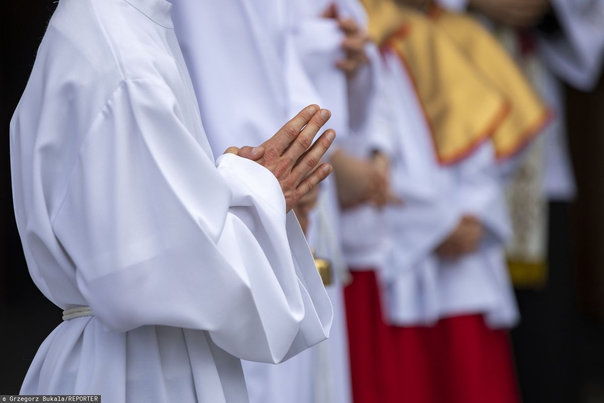 Ksiądz oskarżony o pedofilię. Na ławie oskarżonych też matka dziecka