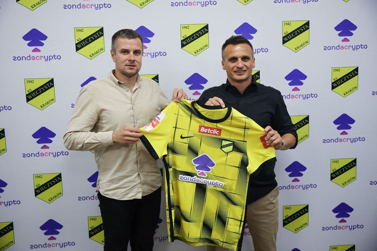 Wieczysta Kraków ma głównego sponsora. Zondacrypto na koszulkach zespołu z ul. Chałupnika