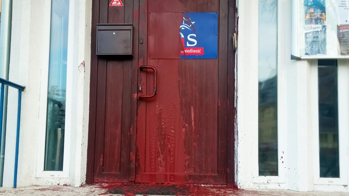 Drzwi do siedziby PiS oblane farbą