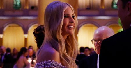 Odziana w błyszczącą suknię Ivanka Trump gawędzi z Elonem Muskiem i Jeffem Bezosem na kolacji przed zaprzysiężeniem ojca