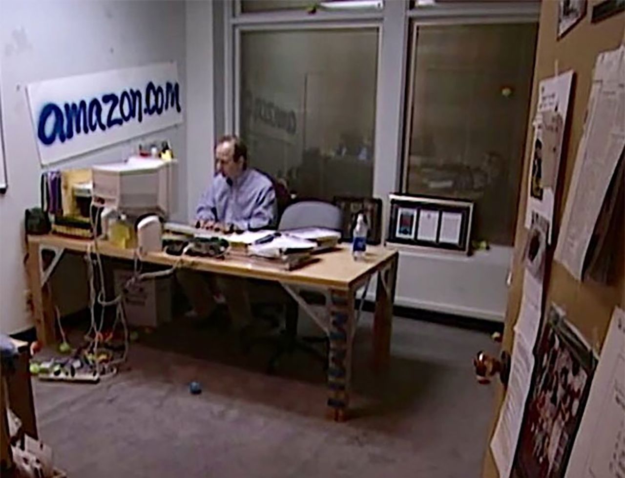 Jeff Bezos pracujący nad Amazonem.