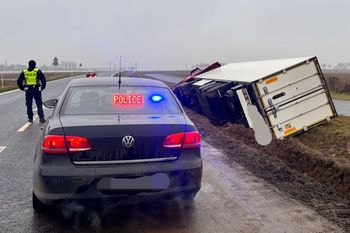 Strzelce Krajeńskie: Ciężarówka z piwem wjechała do rowu na obwodnicy