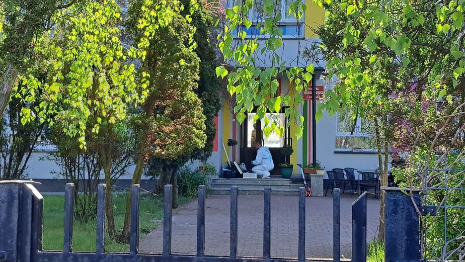 16-letnia dziewczyna zginęła na miejscu, a pięć osób trafiło do szpitala w wyniku ataku nożownika w domu dziecka w miejscowości Tomisławice w powiecie sieradzkim