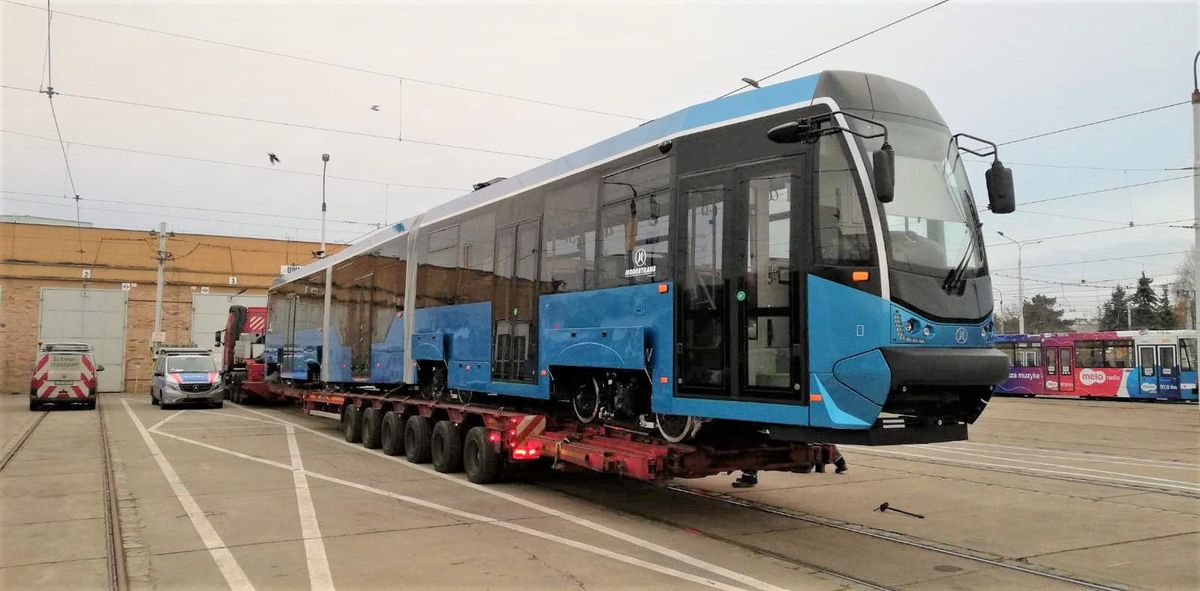 Wrocław. Pierwszy wyremontowany tramwaj dotarł do miasta. Już czeka na pasażerów