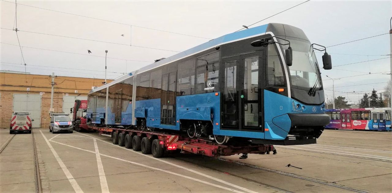 Wrocław. Pierwszy wyremontowany tramwaj dotarł do miasta. Już czeka na pasażerów