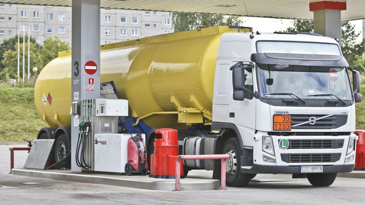 Reporter baza 2020-06-a
21.09.2017 Zielona Gora tankowanie benzyny N/z Stacja benzynowa benzyna benzyny paliwo paliw paliwa tankuje tankowanie takowac dystrybutor dystrybutora do baku leje wlewa bak ceny paliw diesel ropa cysterna cysterne   fot. Piotr Jedzura/REPORTER
Piotr Jedzura/REPORTER