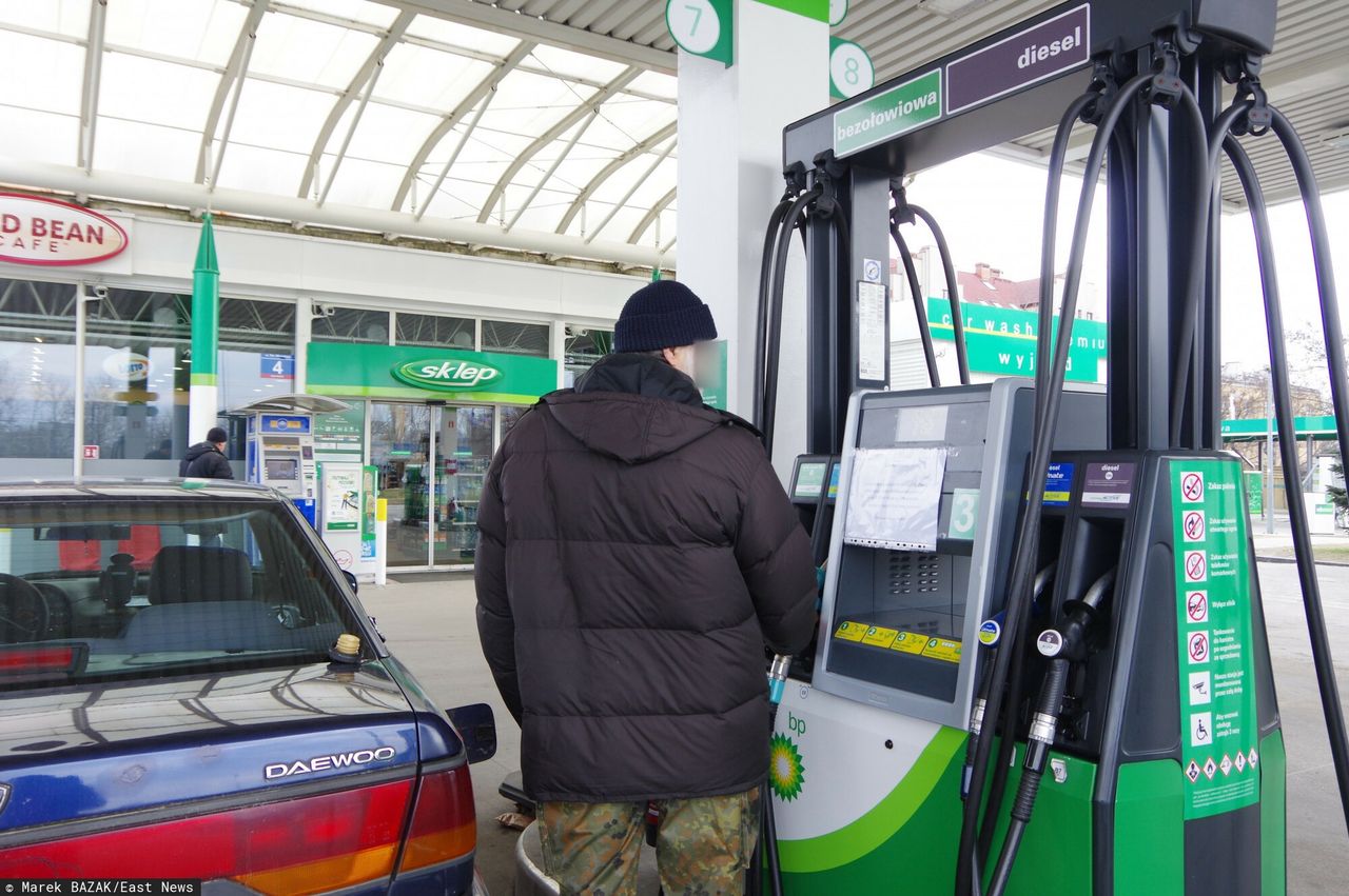 Na stacjach obniżki cen paliw. W hurcie paliwa już drożeją. To początek trendu