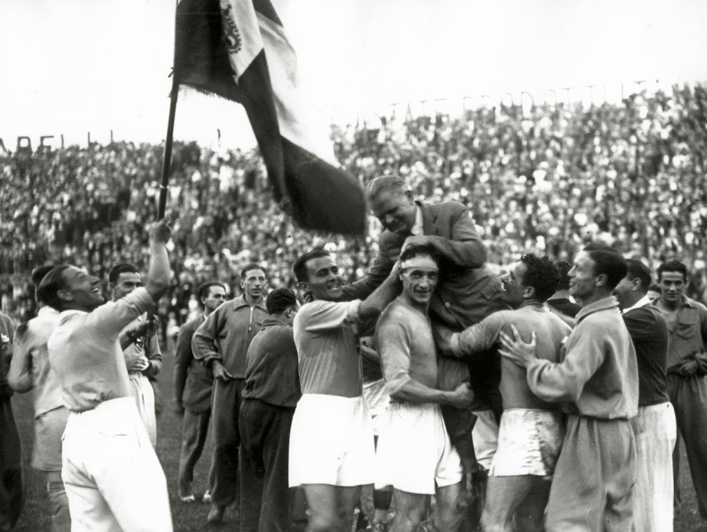 Trener Włoch Vittorio Pozzo niesiony jest triumfalnie przez swoich zawodników po zwycięstwie w mistrzostwach świata w 1934 roku fot. domena publiczna