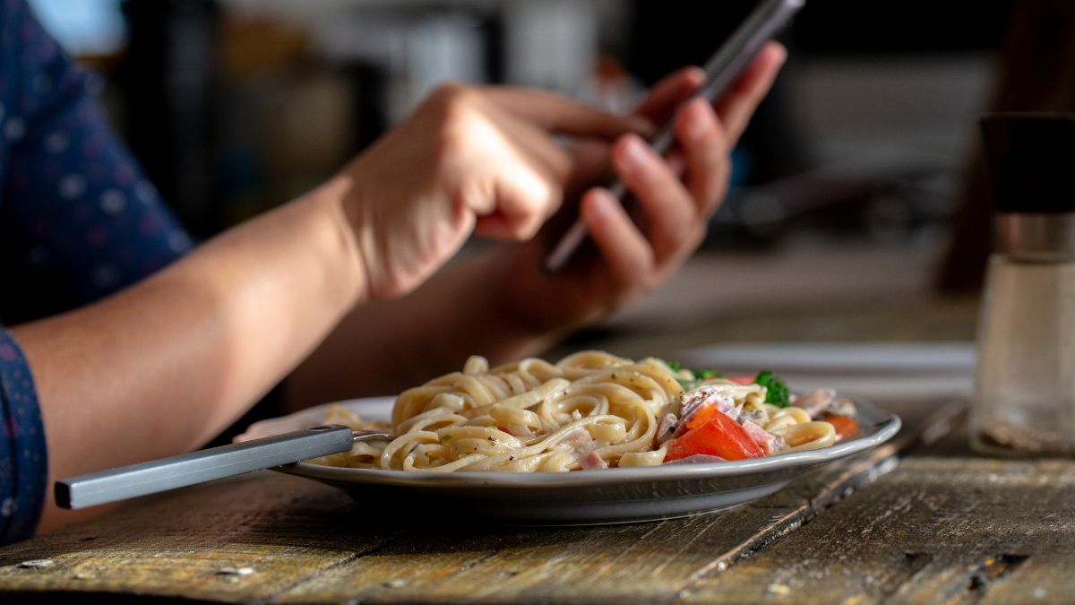 Jedzenie i telefon nie powinny iść w parze